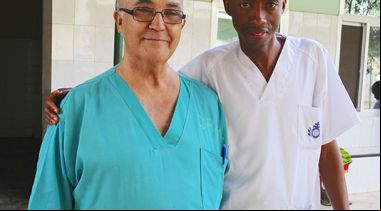 Manuel en el patio central del Hospital de Mabesseneh. Foto: http://sierraleonehsjdbcn.org