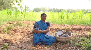 La agricultora Chilveru Suramma posa ante sus cultivos. Foto: Manos Unidas/Bala Vikasa