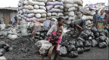 Niña trabajadora del mercado de Dantopka, en Benín. Foto: Manos Unidas/Iciar de la Peña