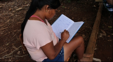 Mujer estudiando en Brasil. Foto: Manos Unidas ONG/Francisco Borges 