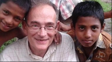 Eugenio Sanz con algunos de los niños de Gyasnogor en Bangladesh