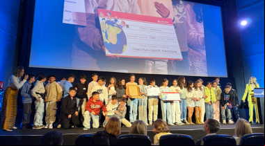 Estudiantes del  Colegio Plurilingüe PP. Franciscanos de Lugo recogen el premio a mejor clipmetraje en la categoría de Primaria. Fotografía: Álvaro Alonso