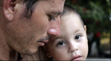 Un migrante de "La 72", en compañía de su hijo. | Imagen: México - Javier Mármol.
