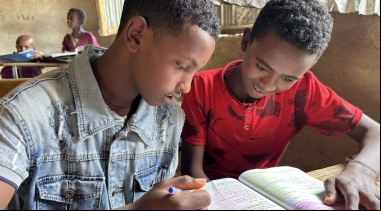 Manos Unidas ONG - El renacimiento del Tigray (Etiopía) - Dos chicos repasan un cuaderno de deberes - Imagen: Marta Carreño