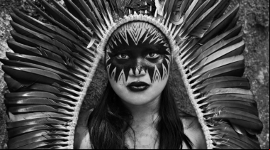 Manos Unidas ONG - Sorteamos «Amazônia», el libro más reciente de Sebastião Salgado (Imagen: indígena Yawanawá)
