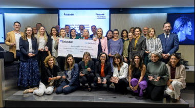 Entrega del cheque solidario del Banco Sabadell a Manos Unidas. Fotografía: Sabadell.