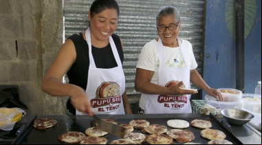 Pupusas en familia: un negocio redondo. Fotografía: CINDE