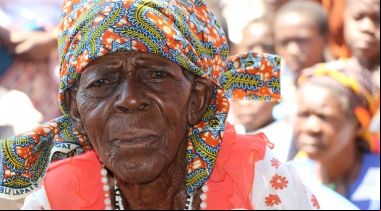 Anciana receptora de Ayuda Humanitaria en Mozambique. Foto: Marta Carreño/Manos Unidas ONG