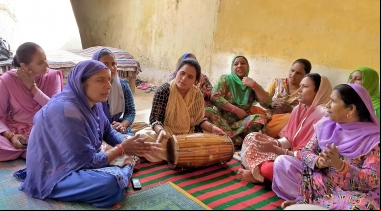 Reunión de mujeres en el norte de India. Foto Manos Unidas/Ana Cárcamo