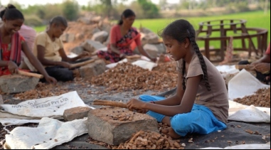 Una niña trabaja picando piedra en la India. | Imagen: Bala Vikasa.