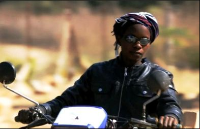 Fanta con su moto en Senegal 