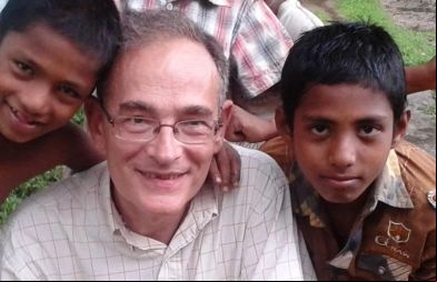 Eugenio Sanz con algunos de los niños de Gyasnogor en Bangladesh