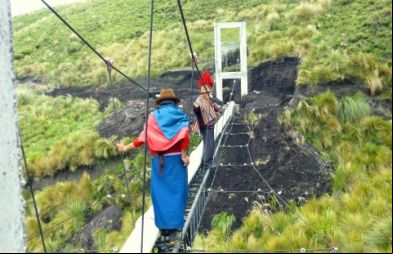 Mujeres en un paso elevado. Ecuador