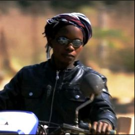 Fanta con su moto en Senegal 