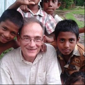 Eugenio Sanz con algunos de los niños de Gyasnogor en Bangladesh