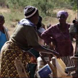 Mujeres sacando agua de un pozo