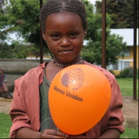 Niña etíope con globo de Manos Unidas. Foto: Manos Unidas/Marta Carreño