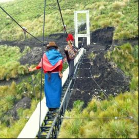 Mujeres en un paso elevado. Ecuador